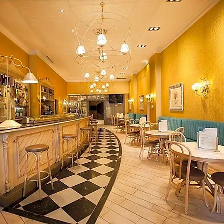 Hotel Alfonso Viii 4*
